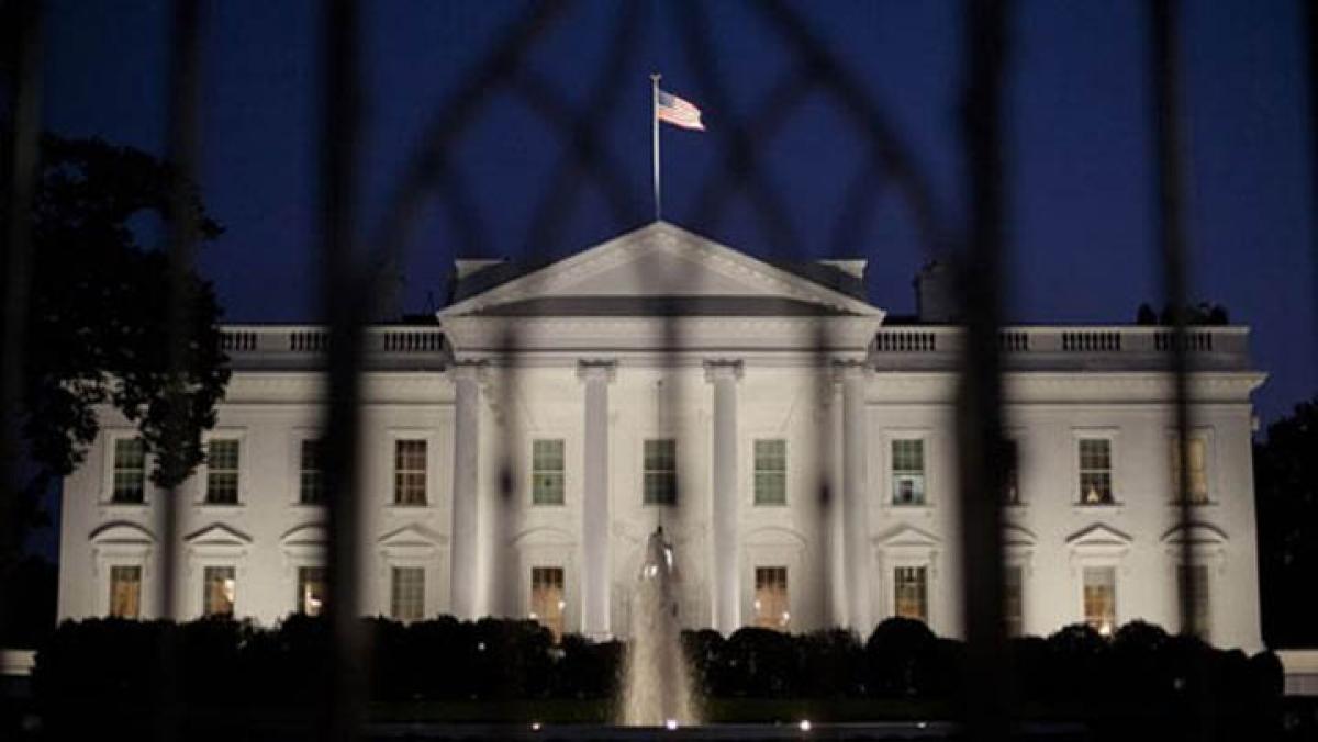 Man jumps White House fence, triggering lockdown